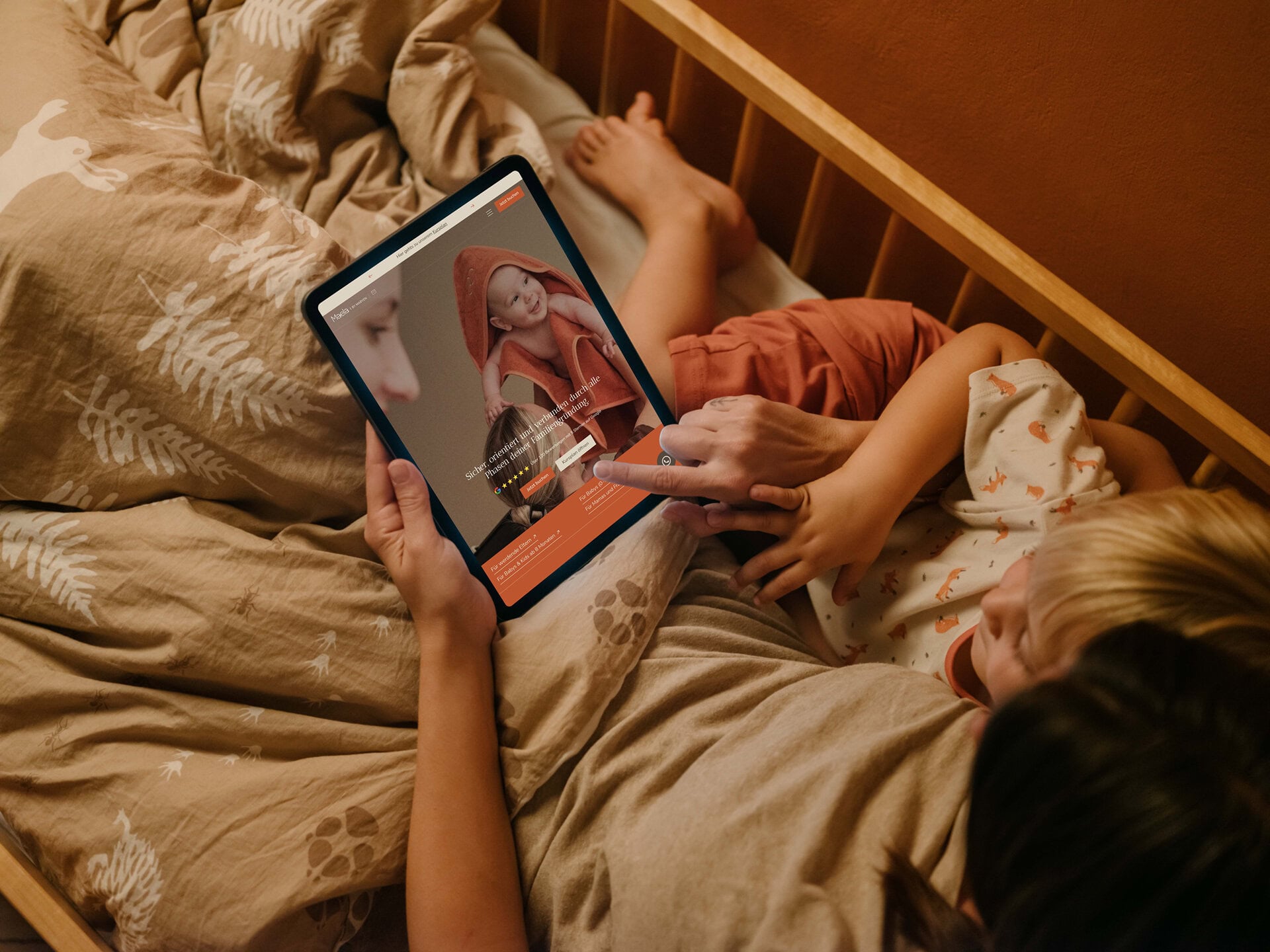 MAELA Base Website auf einem Tablet bei einer Familie