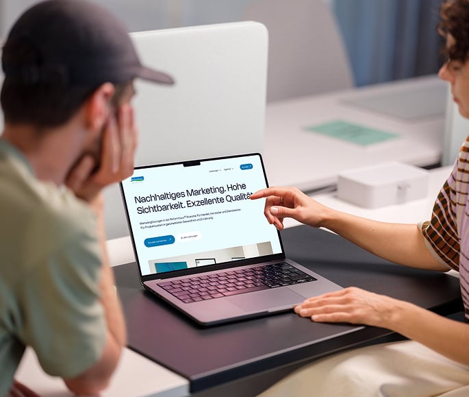 Mockup zwei personen beim Bedienen der ReformhausMarketing Webseite